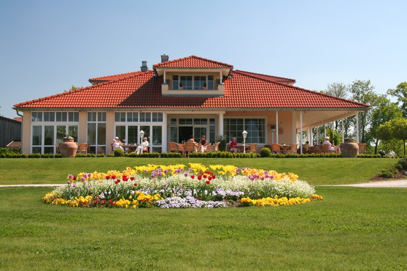 Clubhaus-Terrasse-mit-Blumenbeet-II