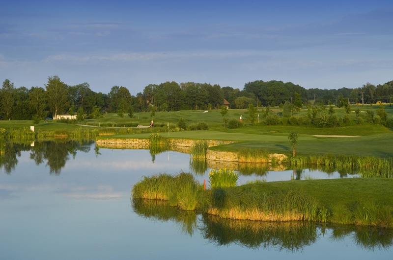 Mercedes-Benz_Golf_Course_3
